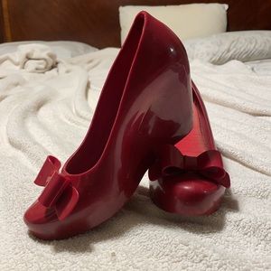 Melissa “patent leather” jelly shoes 👠